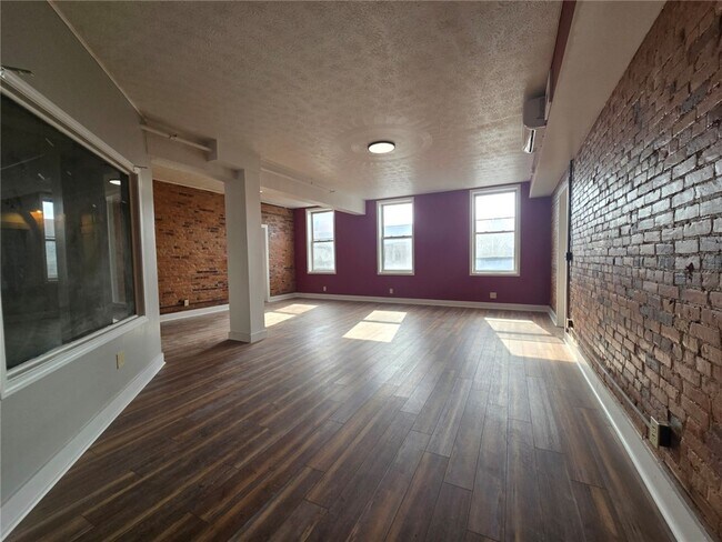 Photo - 27 E Main St