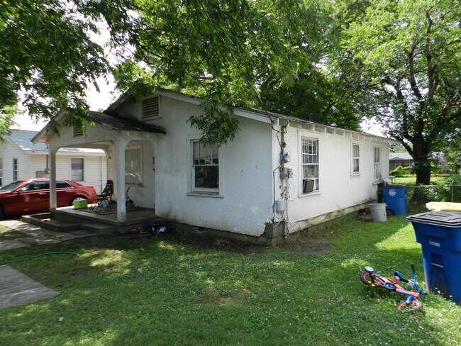 Photo - 702 W 45th St