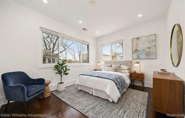 Photo - 1975 Gladstone St