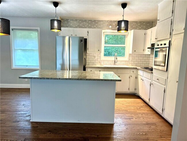 Photo - 667 Tara Cir SE