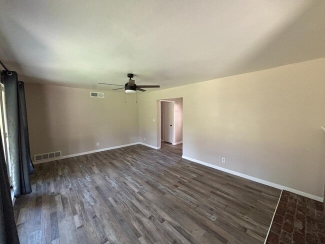 Photo - 1903 W Fountain Way