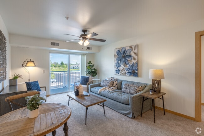 2 habitaciones, 2 baños - 1045 pies cuadrados - C - Sala de estar - Forest Creek Estates