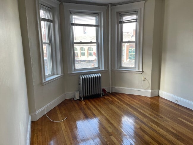 Building Photo - Modern and spacious STUDIO   NO Fee Close ...