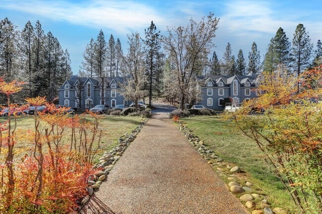 Center Courtyard - Gold Creek Village