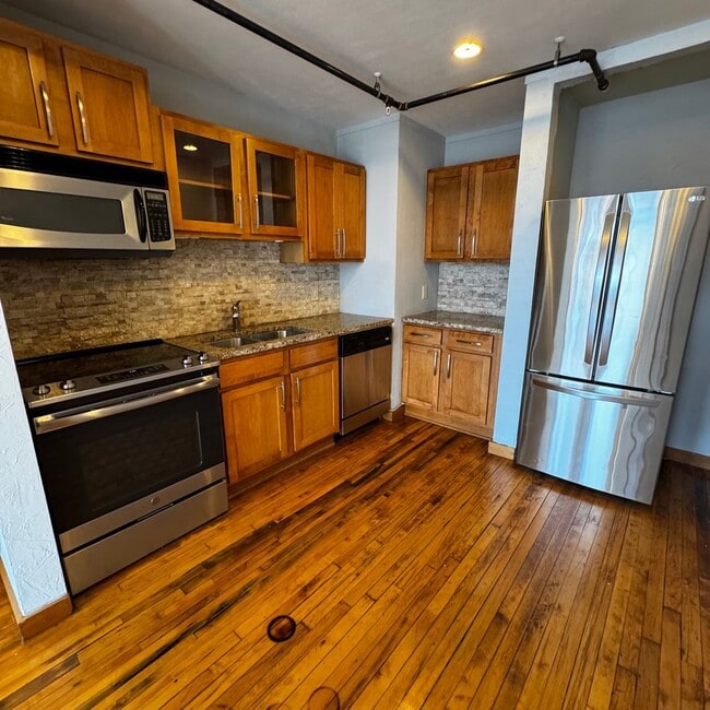 Photo - Spectacular industrial style studio, 1 ful... Unit 211