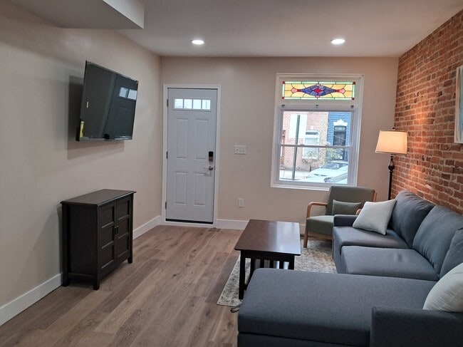 Photo - 2228 Bank St