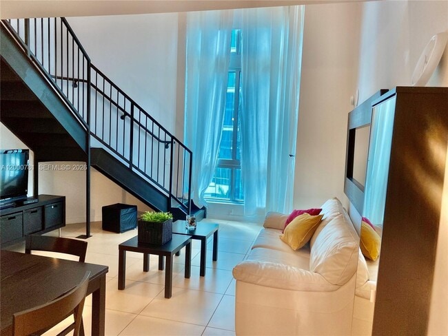 Building Photo - 300 S Biscayne Blvd Unit Loft 604