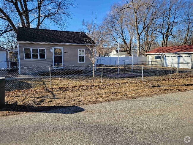 Building Photo - 1002 Bertchwood St Rental