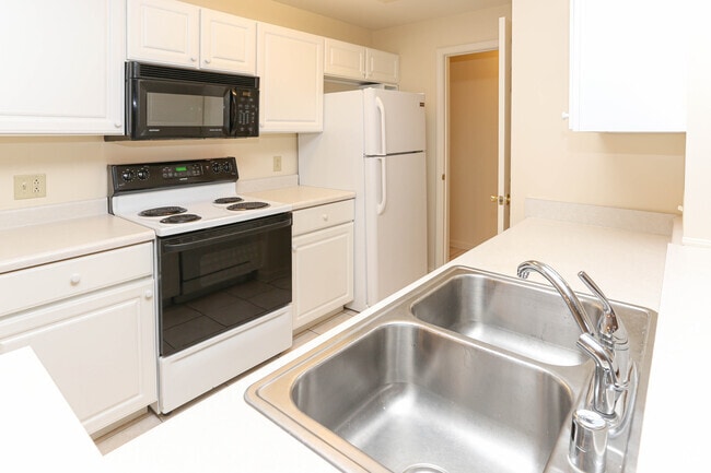 2BR, 2BA - 1,200 SF - Kitchen
