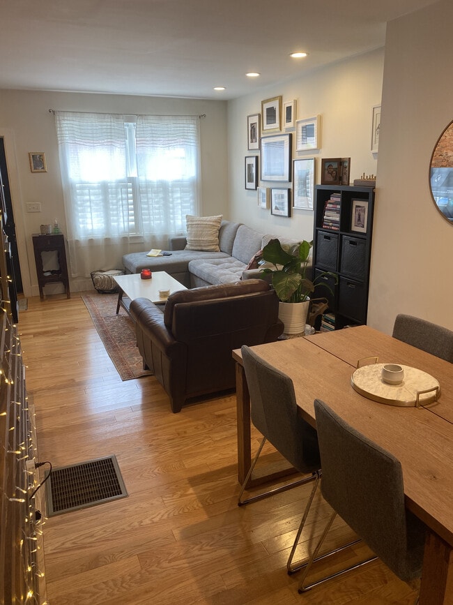 Living Rm / Dining - 2010 S Philip St