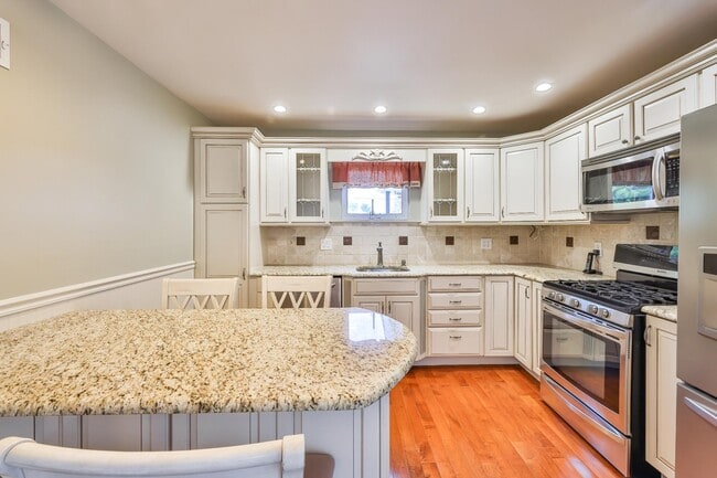 Photo - 9898 Wistaria St