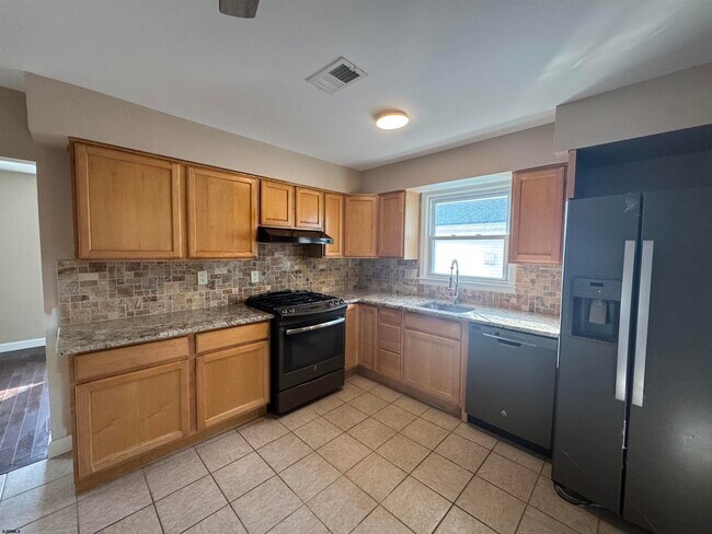 Photo - 352 Hampshire Dr
