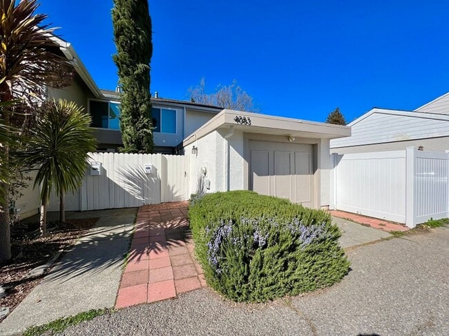 Building Photo - Charming North Napa Condo in Prime Location – A Must See!