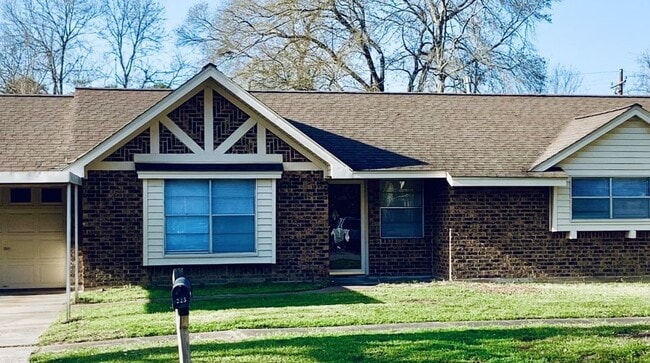 Building Photo - 225 Crest Hill Dr