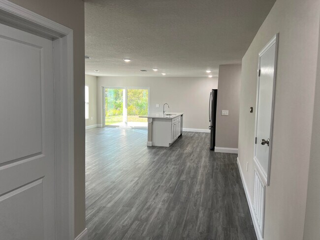 Photo - 850 San Filippo Dr SE