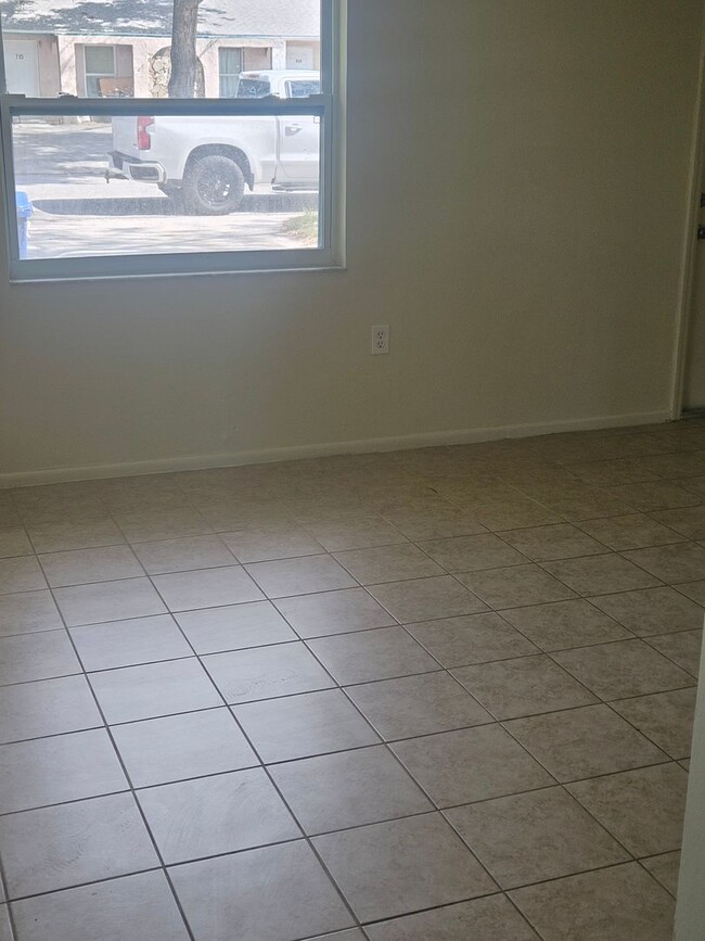 Photo - 3/2 DUPLEX