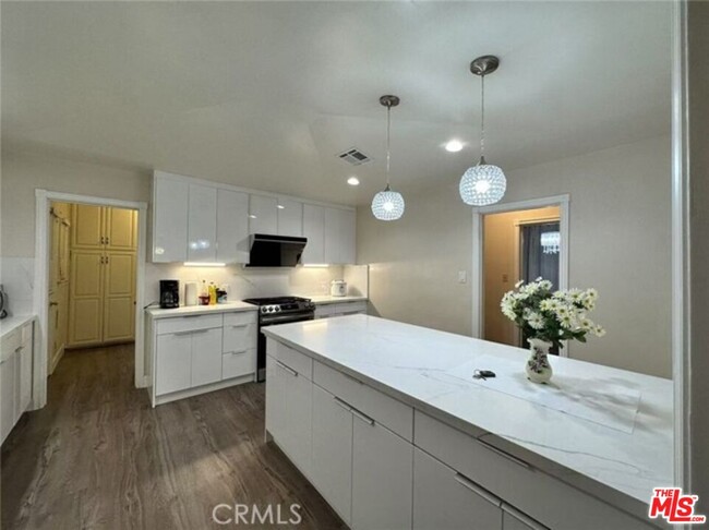 Photo - 113 N Doheny Dr Casa