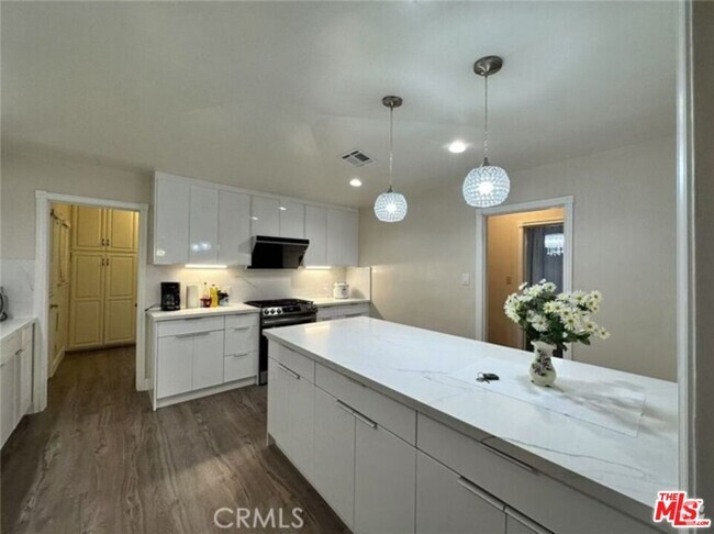 Building Photo - 113 N Doheny Dr Rental