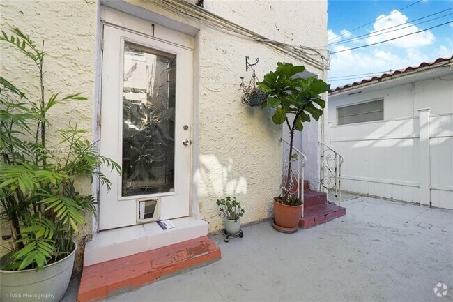 Building Photo - 1678 SW 11th St Rental
