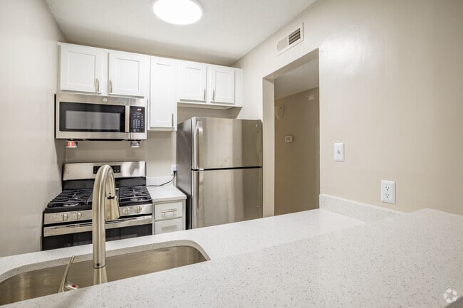 2BR, 1BA - 820SF - Kitchen