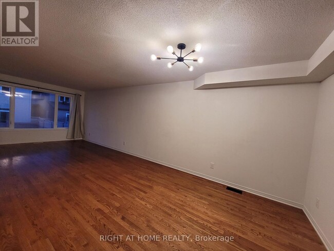 Photo - 204 Rolling Meadow Crescent