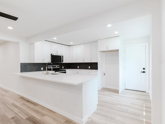 Building Photo - 126 E Scotland Dr Rental