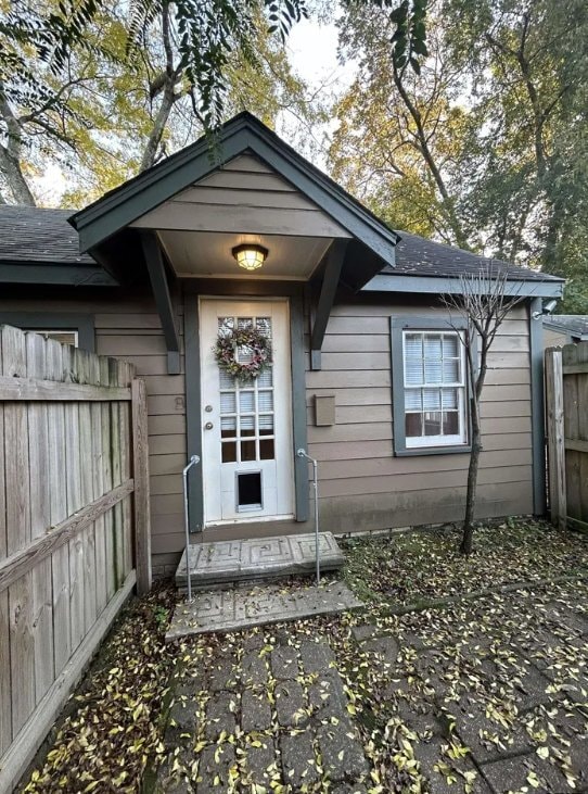 Building Photo - 208 W 1st St