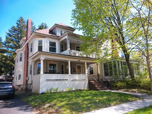 Building Photo - Large Newly Renovated Second Floor Flat Av... Unit Allen 689.2 Rental