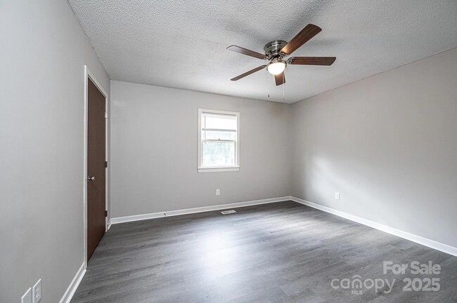 Photo - 1051 3rd St SE