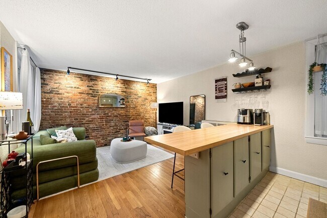 Building Photo - 10 Henchman St Unit 2R