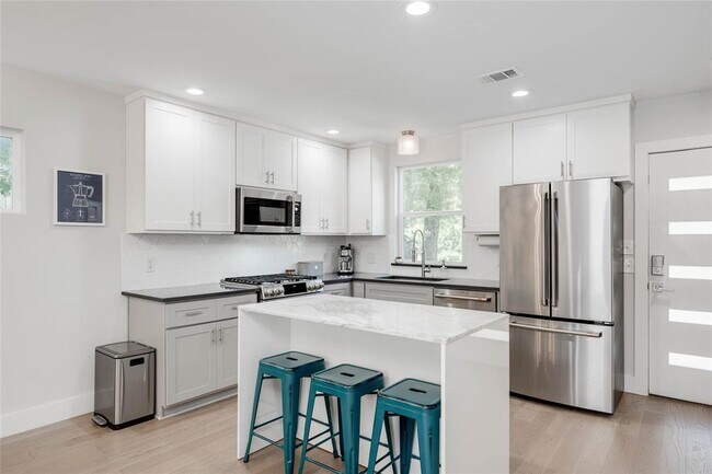 Photo - 2003 Rountree Dr