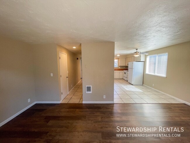 757 N Cloverleaf Loop