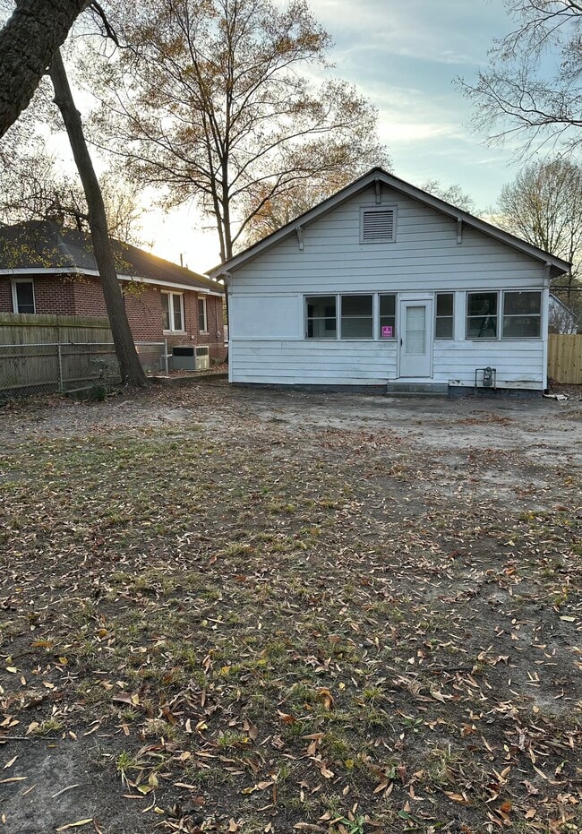 Photo - 617 Pender St