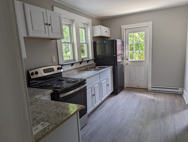 Building Photo - 66 Broad St Unit 3