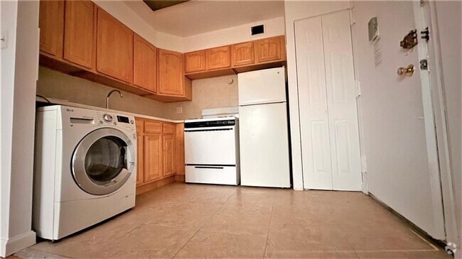 Building Photo - 76-18 Grand Central Pkwy Unit 2F Rental