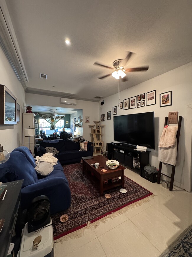 living room from kitchen view - 145 S Maxwell Creek Rd Apartamentos