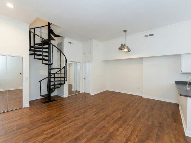 Photo - 235 King St Unit 1