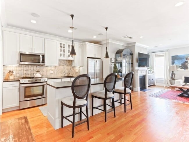 Building Photo - 525 E 7th St Unit 5