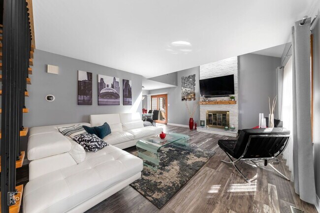 Photo - 15513 Whitehall Ln Unit 15513