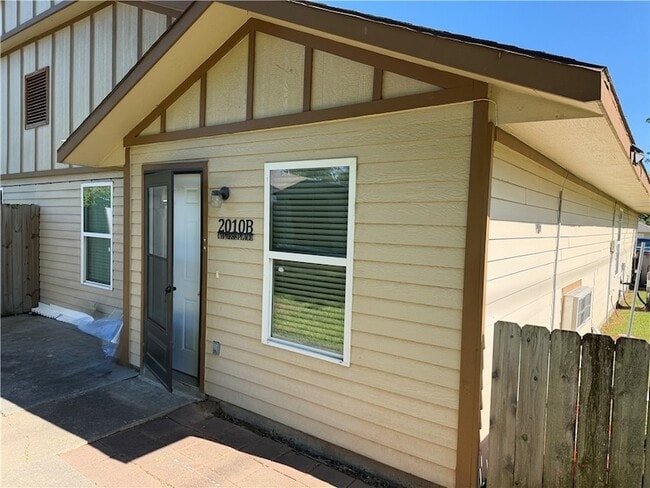 Building Photo - 2010 Cypress Pl Unit B