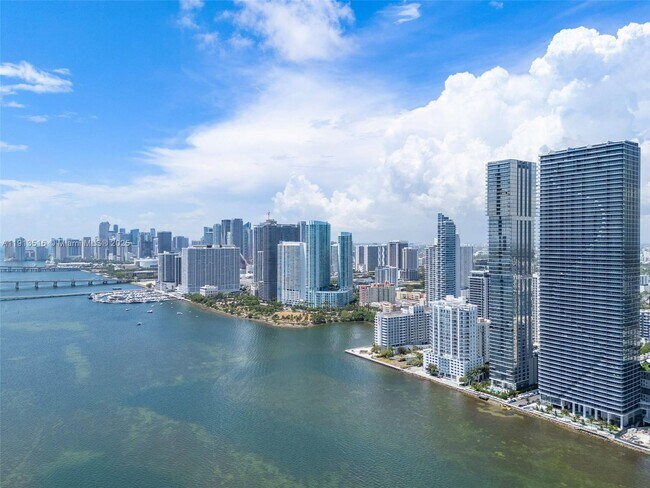 Photo - 700 NE 24th St Unidad 4502