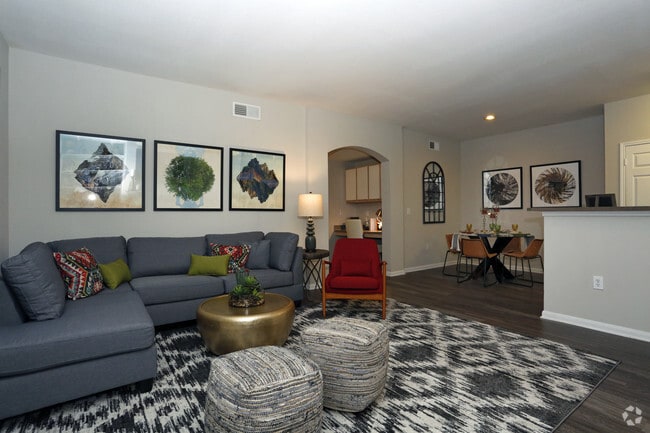 1087 pies cuadrados_Dos habitaciones_Sala de estar - Saddle Creek And The Cove