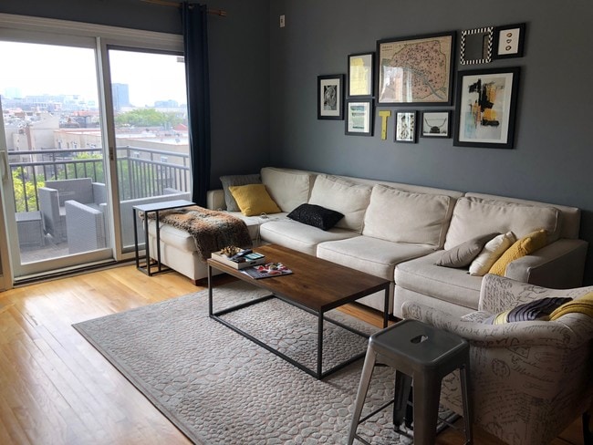 Spacious living area - 437 W North Ave Unit 605