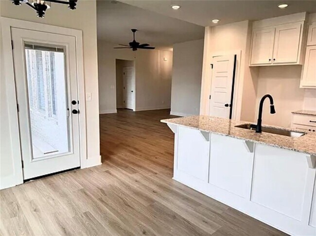 Photo - 941 Round Top St