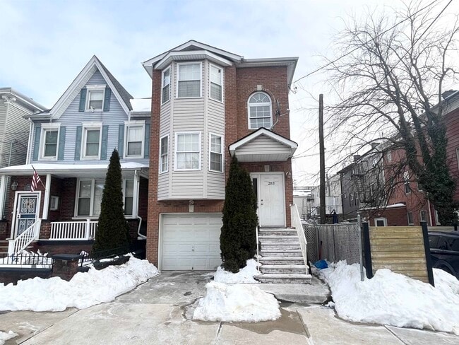 Building Photo - 288 Clerk St