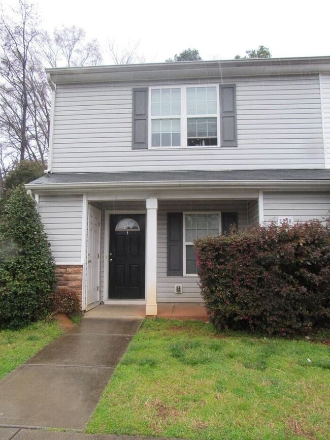 Building Photo - Spacious 4 bedroom, 2 full bath, 2 story town home