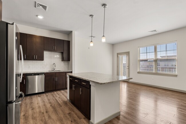 El diseño moderno se une a la comodidad cotidiana. - River Birch at Watertown