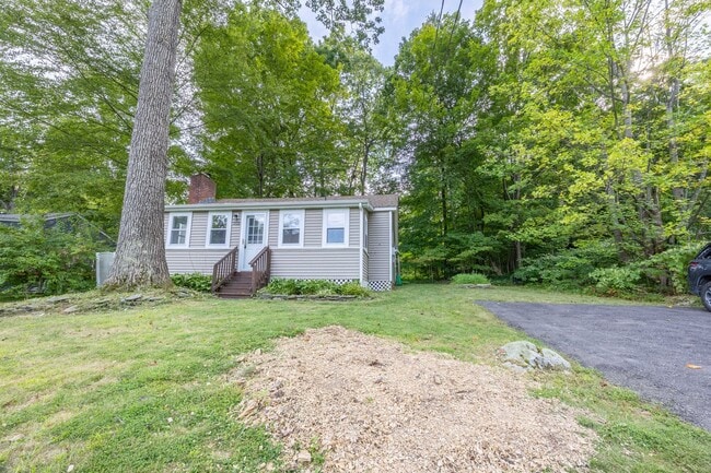Building Photo - Lake Cottage Charm Near Coventry Lake Beach Rental