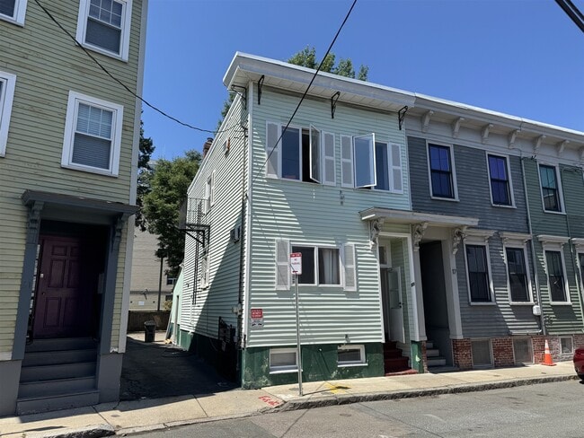 Building Photo - 19 7th St Unit 1
