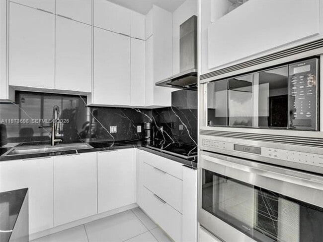 Building Photo - 2020 N Bayshore Dr